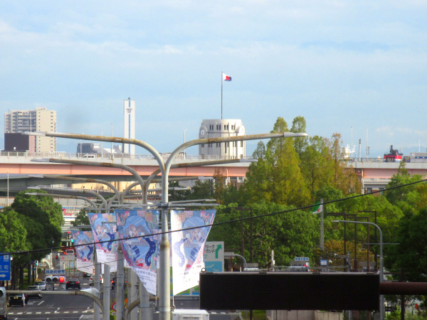 JR三ノ宮駅海側の陸橋から見た神戸税関本関