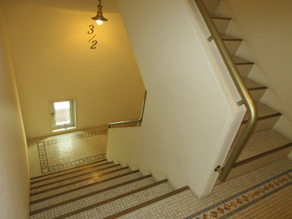 カモメビルの階段