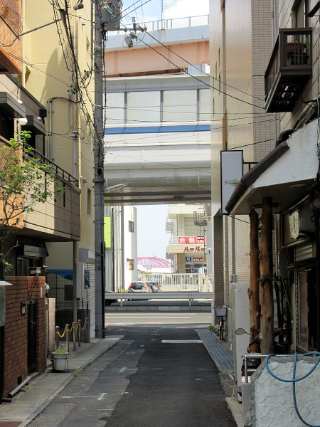 乙仲通の路地から見た神戸大橋